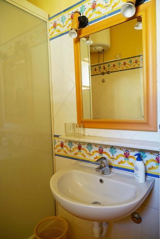 Bed And Breakfast Riviera Di Chiaia Turrisi Naples Room photo