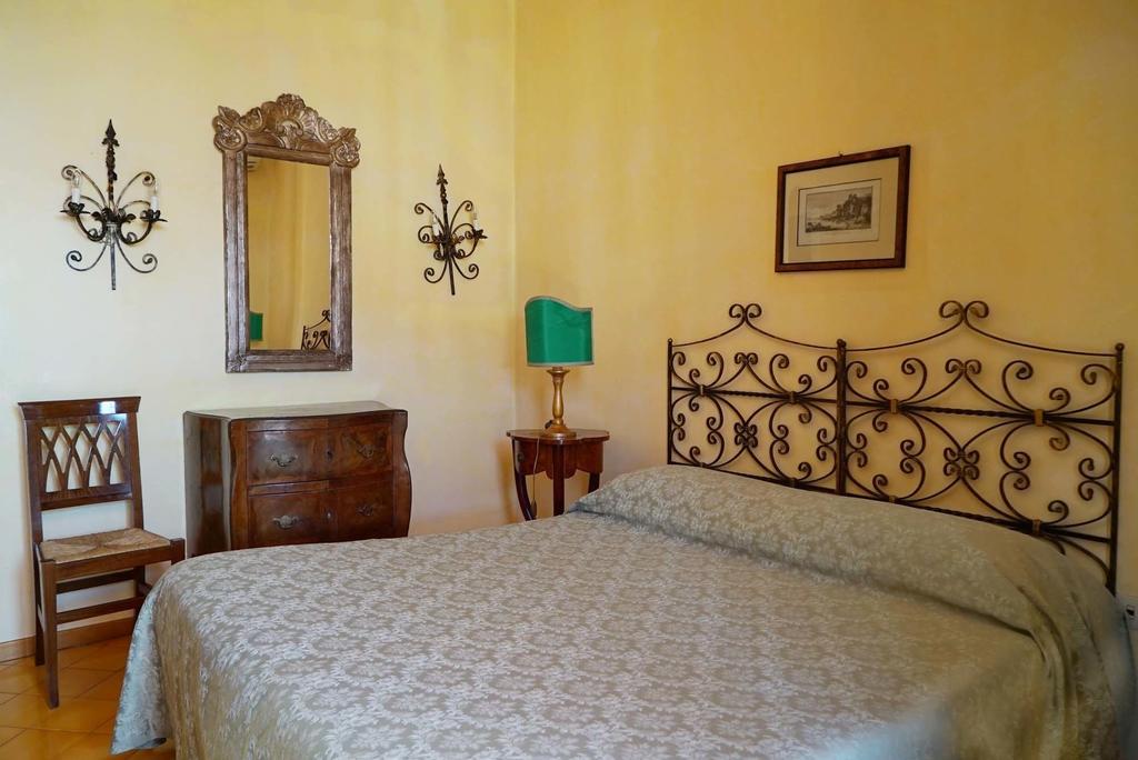 Bed And Breakfast Riviera Di Chiaia Turrisi Naples Room photo